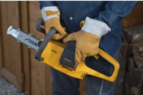 Pilarka akumulatorowa STIGA  CS 100e 4.0 Ah Zestaw